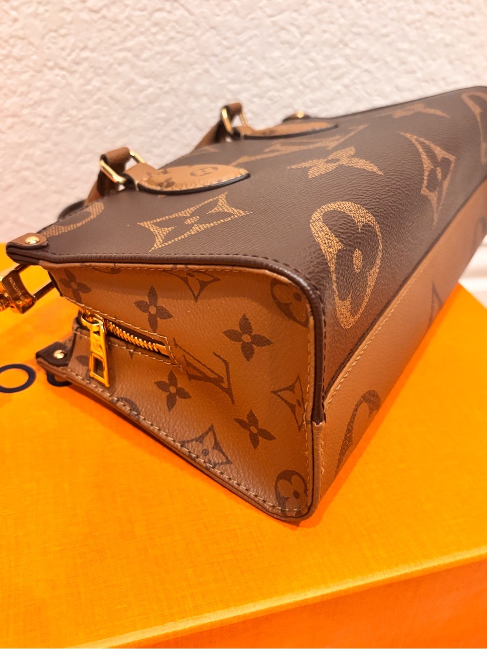 Louis Vuitton On the Go EW in Giant Reverse Monogram - Picture 6 of 15